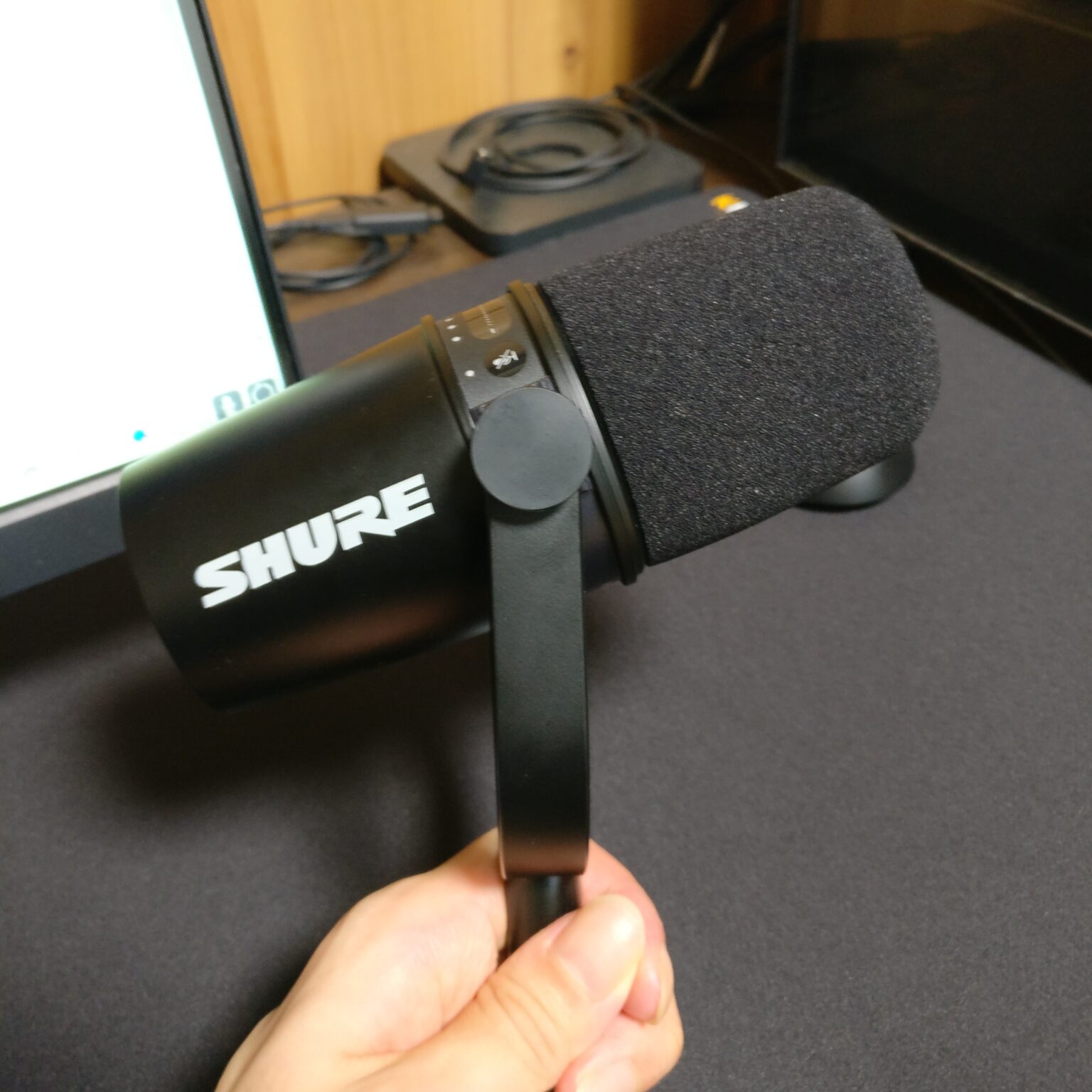 美品】SHURE MV7 ダイナミックマイク ウインドスクリーン付き+